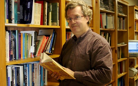 Karl Giberson började som skapelsetroende, men undervisningen på den kristna högskolan fick honom att tappa tron på Bibeln. Han var under en tid med i ledningen av stiftelsen BioLogos som grundades av Francis Collins, omnämnd i en annan artikel i detta nummer. De samarbetar på olika sätt, t ex i kommentarer på BioLogos blogg och en bok de författat tillsammans. Collins har av en del kristna förts fram som en brobyggare mellan tro och vetenskap. Det är knappast det intryck man får då man ser allt det han står för.